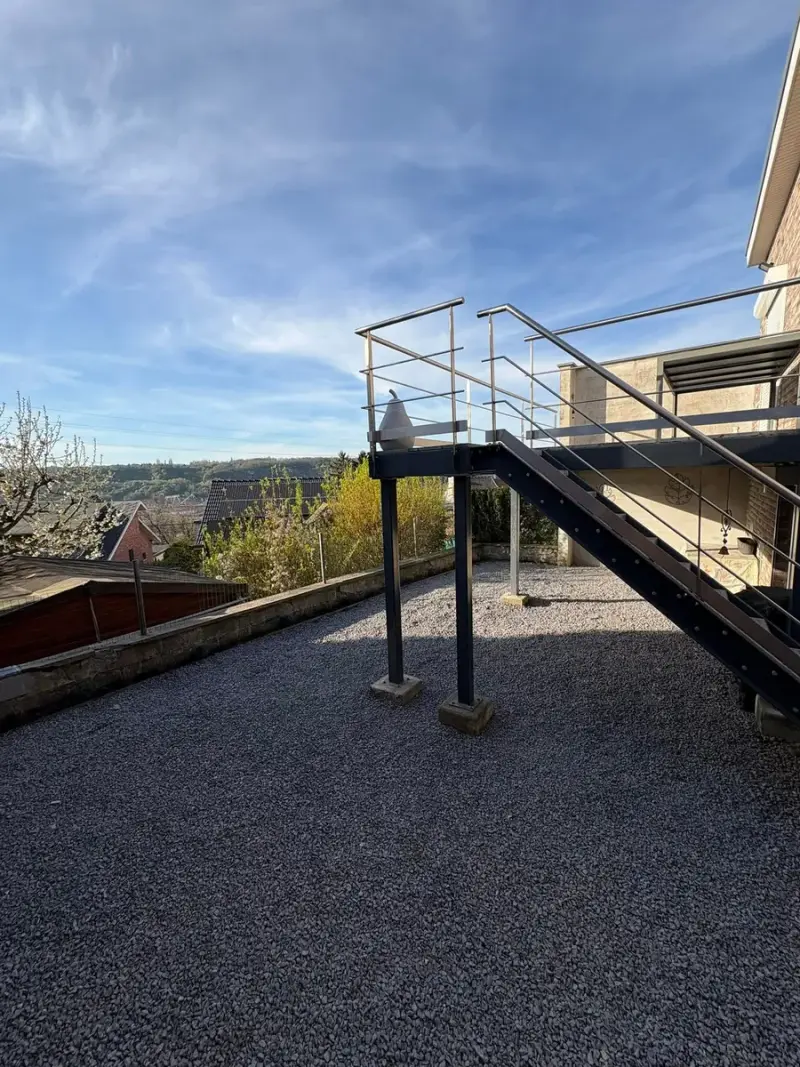 Jardin en gravier aménagé sous une terrasse